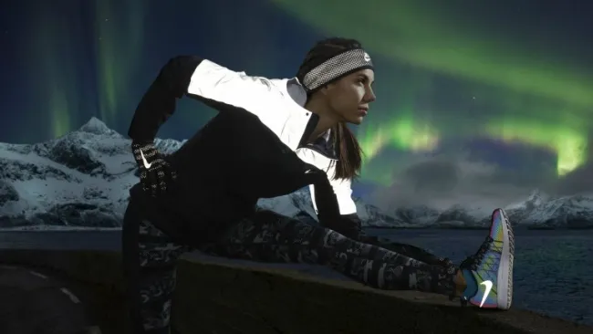 La chamarra ofrece protección contra viento y lluvia 