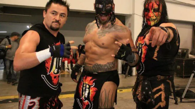 Cibernético posa junto a los Hell Brothers