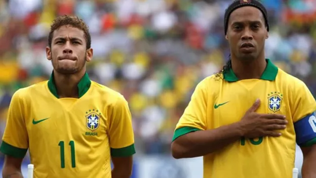 Neymar y Dinho, en un partido de Brasil