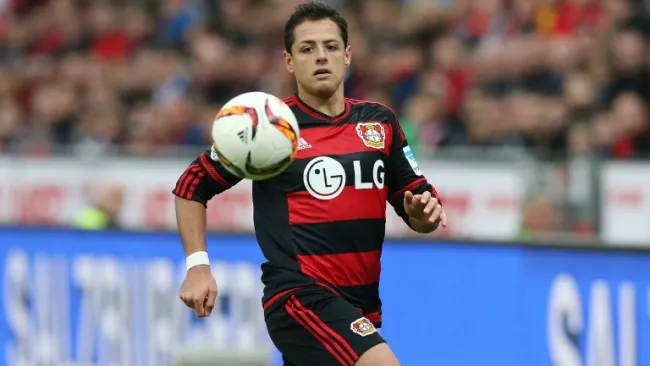Chicharito busca el balón en partido del Leverkusen