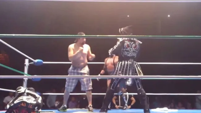 Parka Negra junto al espontáneo