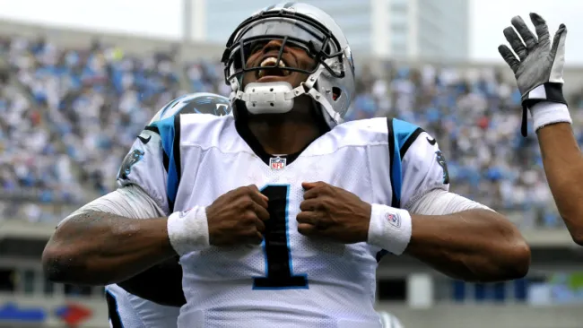 Cam Newton festeja al estilo 'Superman'