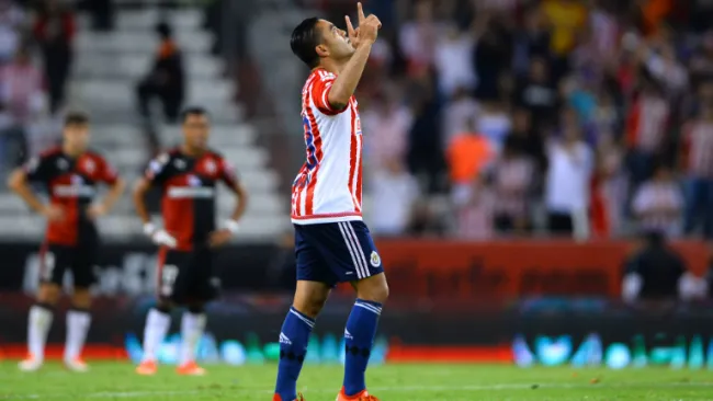 Fabián festeja su tanto en el Jalisco