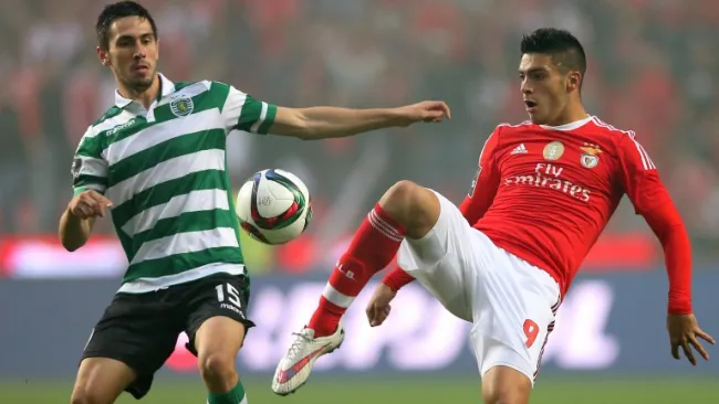 Jiménez disputa el balón con el Benfica