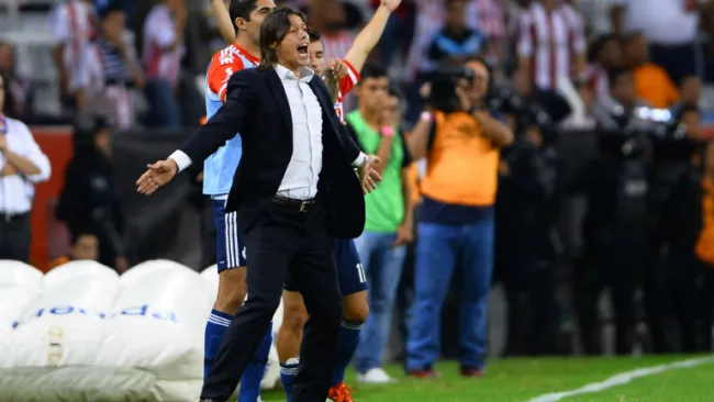 Almeyda durante el Clásico Tapatío