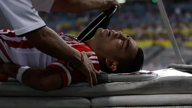 Marco Fabián sale del campo en camilla tras la caída