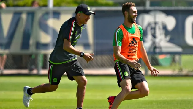 Layún y Osorio durante un entrenamiento del Tri