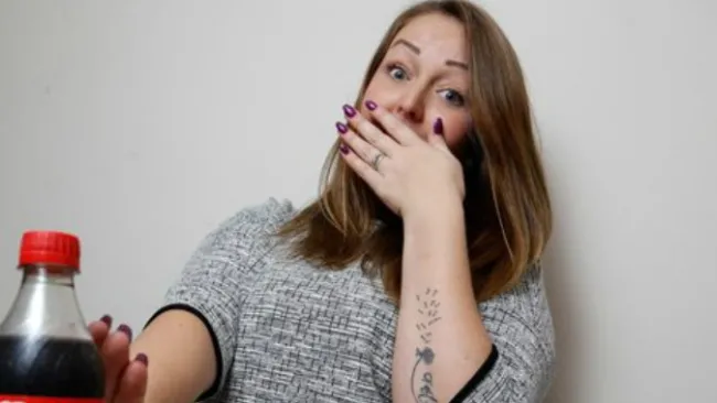 Lisa Graves se tapa la boca