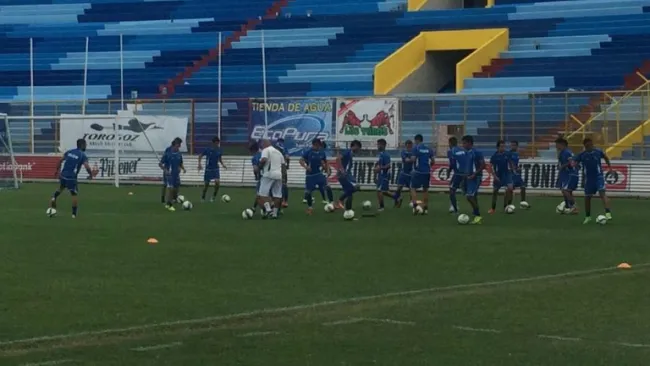 El Salvador entrena en el Cuscatlán