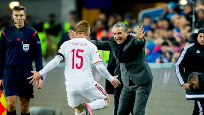 Laszlo Kleinheisler celebra junto a su DT, Bernd Storck, el gol del triunfo húngaro