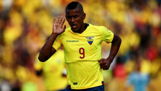 Fidel Martínez festeja un gol contra Uruguay