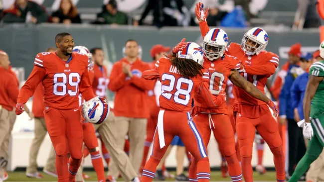 Jugadores de los Bills festejan la victoria