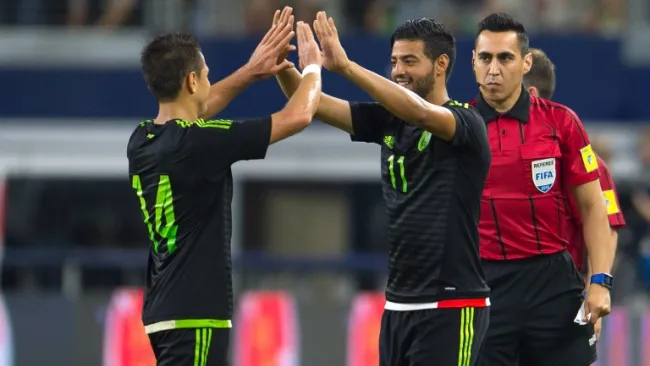 Chicharito sale de cambio por Vela