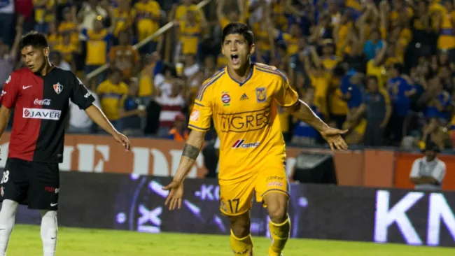 Alan Pulido festeja un gol con Tigres