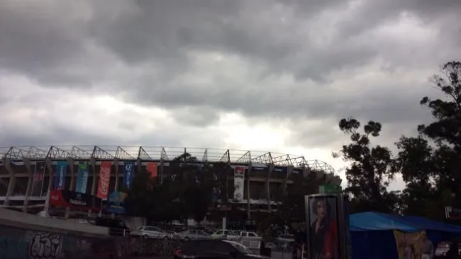 El Estadio Azteca bajo un nublado cielo