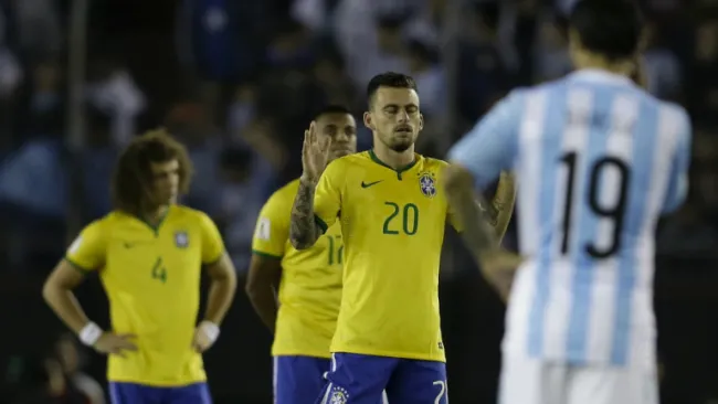 Jugadores de Brasil y Argentina durante el minuto de silencio