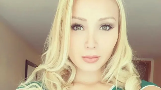 Daniella Chávez mostrando su apoyo a la Selección Nacional