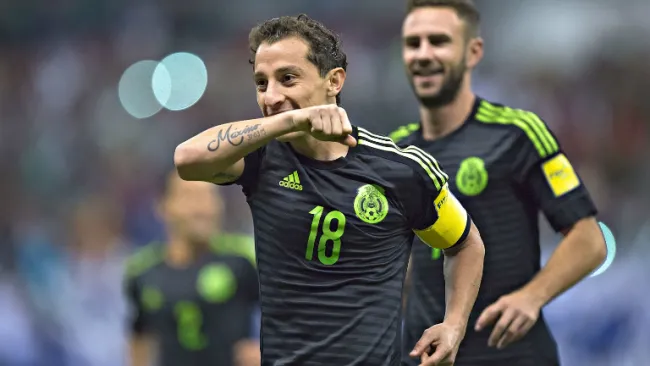 Guardado festeja tras abrir el marcador en el Azteca