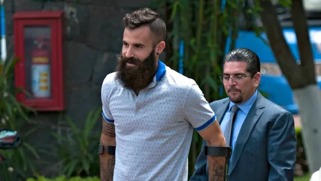 Marc Crosas sale en muletas