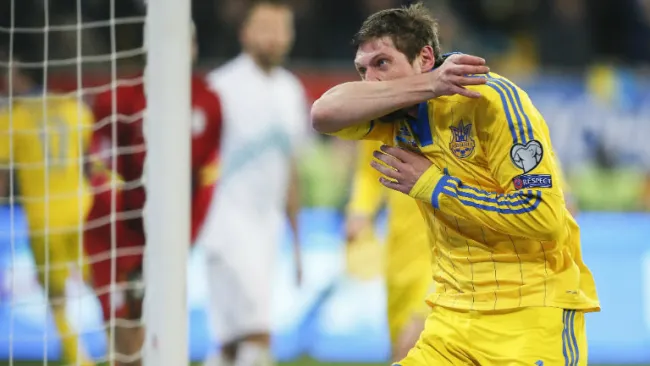 Yevhen Seleznyov festeja su gol con Ucrania