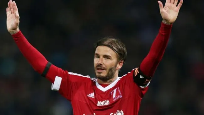 David Beckham saluda a la tribuna