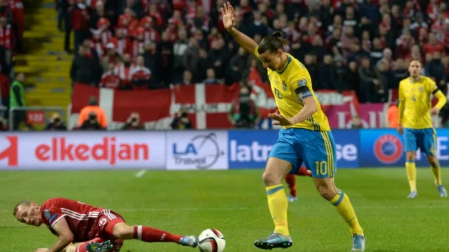 Zlatan Ibrahimovic a punto de tirar a puerta