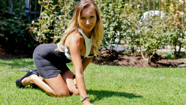 Daniella Cháves posando sobe el pasto