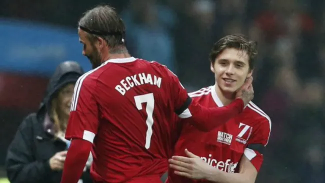Momento en que David le deja su lugar a Brooklyn Beckham