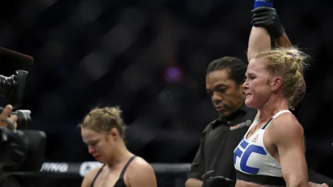 Holm con el cinturón que la acredita como campeona