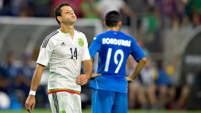 Javier Hernández se lamenta tras una falla