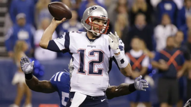 Brady, a punto de lanzar el ovoide