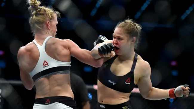 Holm golpea a Rousey