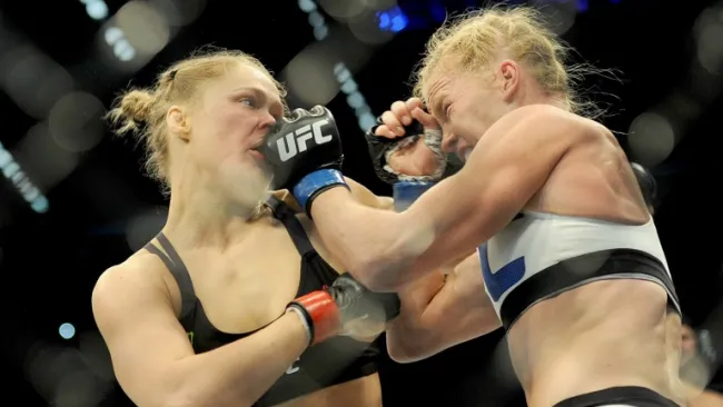 Rousey y Holm durante el evento 193 de la UFC 