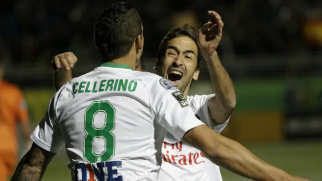 Raúl González celebra gol del Cosmos