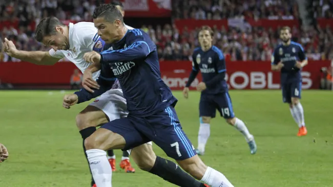 Cristiano Ronaldo compite por el balón en juego contra el Sevilla 
