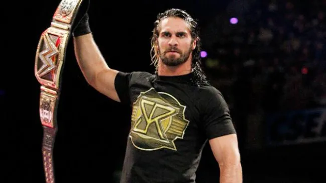 Seth Rollins posa con el cinturón de campeón 