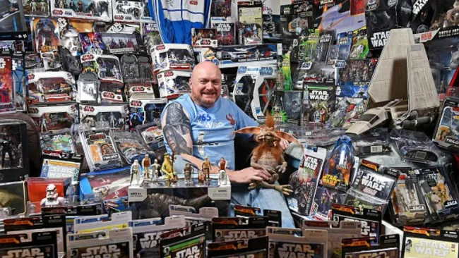 Oldbury acompañado de cientos de muñecos y acceosrios 