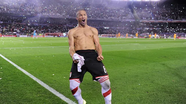 Carlos Sánchez en un partido con River Plate 