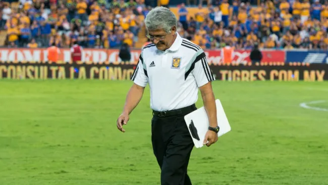 Ricardo Ferretti antes de un partido de Tigres