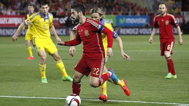 Isco conduce balón en juego de España 