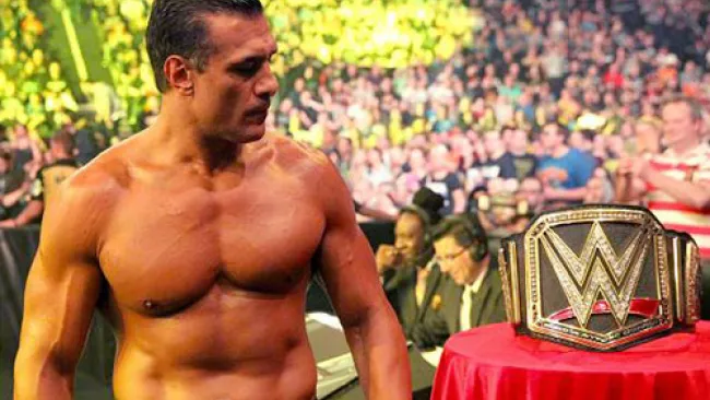 Alberto del Río observa el campeonato WWE Mundial Pesado