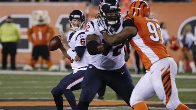 Yates busca un receptor antes de lanzar el ovoide