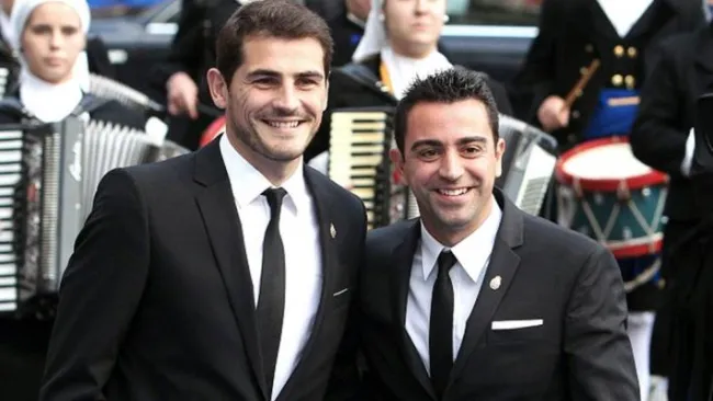 Casillas y Xavi, durante una premiación