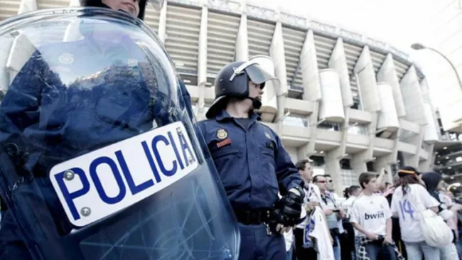 Elementos de seguridad afuera del recinto merengue