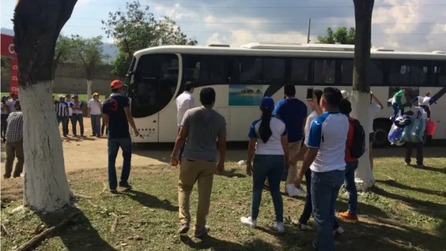 Afición catracha observando la llegada del camión del Tri