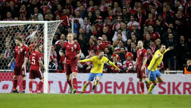 Jugadores de Suecia festeja gol contra Dinamarca 