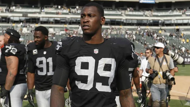 Aldon Smith, en un partido con los Raiders