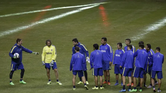 Las luces del inmueble iluminaron el entrenamiento de Boca
