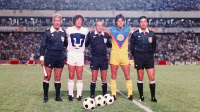 Los capitanes de ambos equipos previo a la Final de desempate