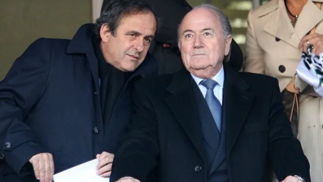 Blatter y Platini observan un evento